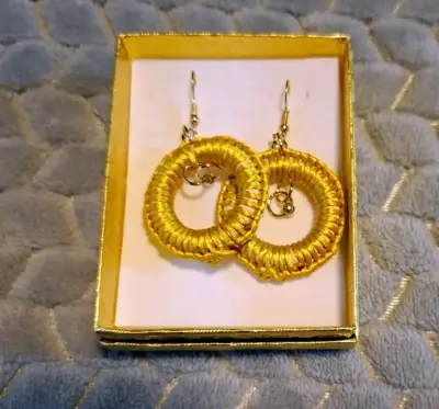 Aros colgantes amarillos tejidos a mano - miniatura 6