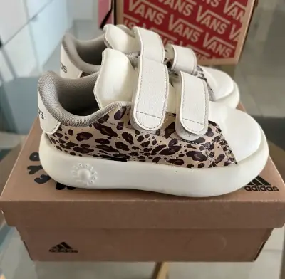 Zapatillas Adidas infantiles con estampado animal print - miniatura 1