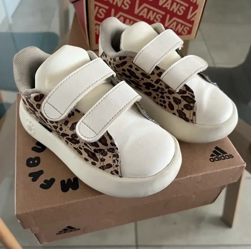 Zapatillas Adidas infantiles con estampado animal print - 2