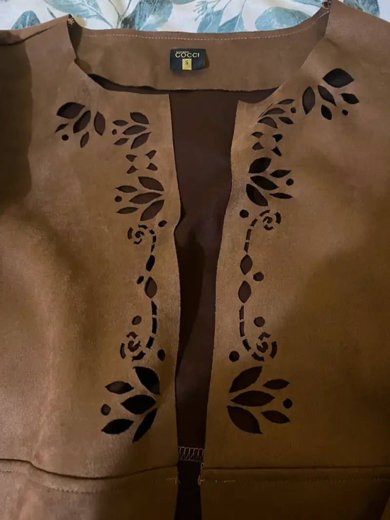 Sobrecamisa marrón de gamuza con diseño calado - 2