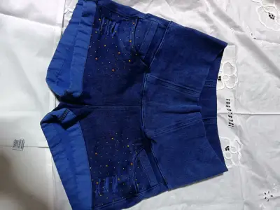 Shorts de mezclilla azul con detalles - miniatura 1