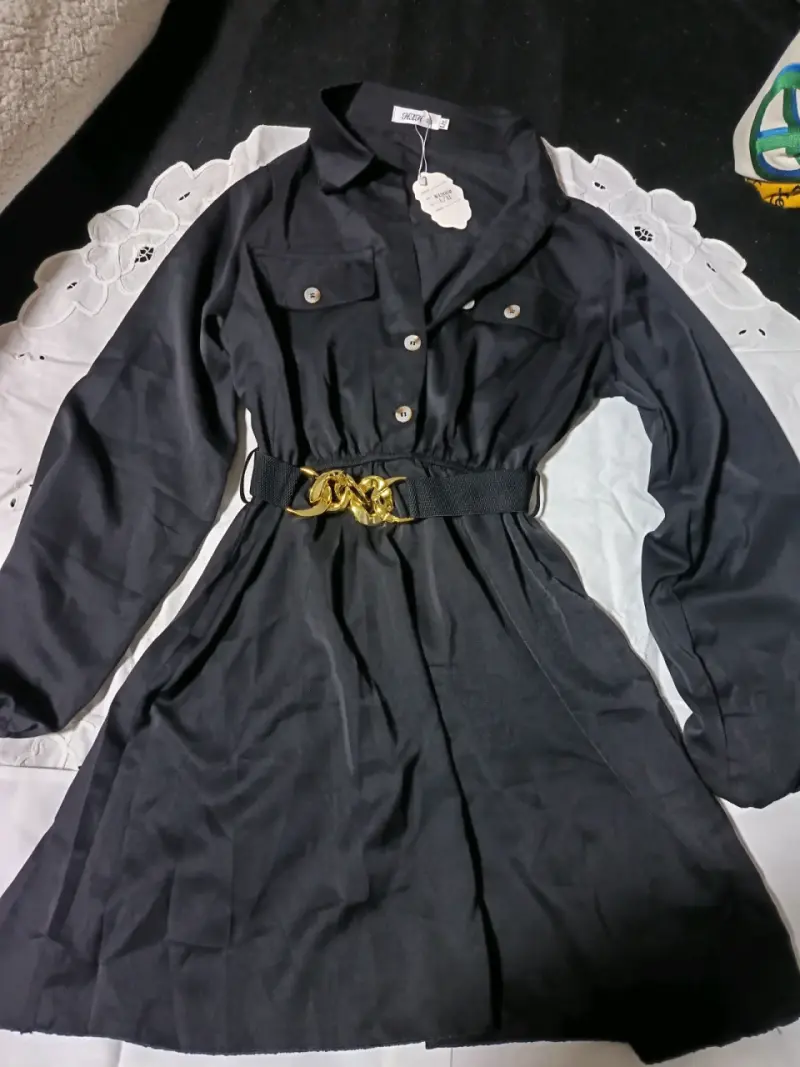 Vestido negro con cinturón dorado