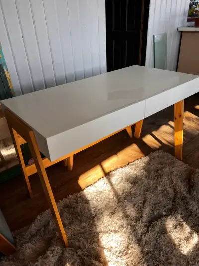 Escritorio moderno blanco con patas de madera - miniatura 1