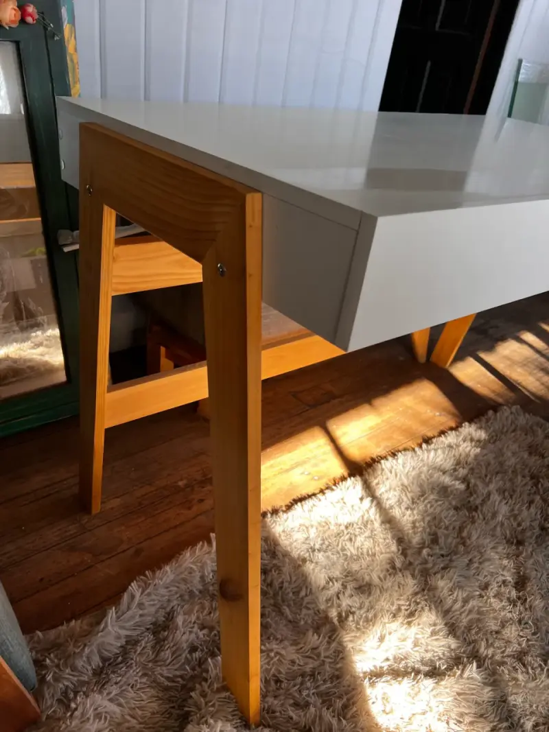 Escritorio moderno blanco con patas de madera - 2