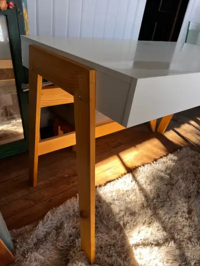 Escritorio moderno blanco con patas de madera - miniatura 2