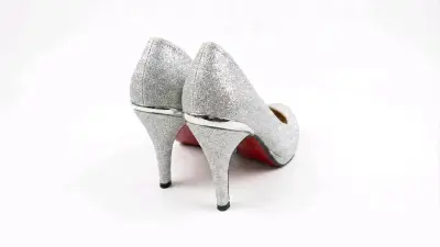 Zapatos de tacón alto plateados brillantes - miniatura 1