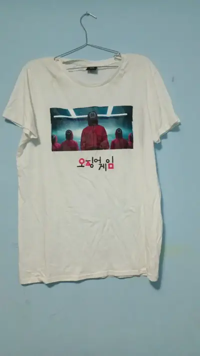 Polera blanca con diseño de juego del calamar - miniatura 1