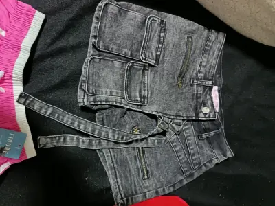 Shorts de mezclilla gris con bolsillos - miniatura 1
