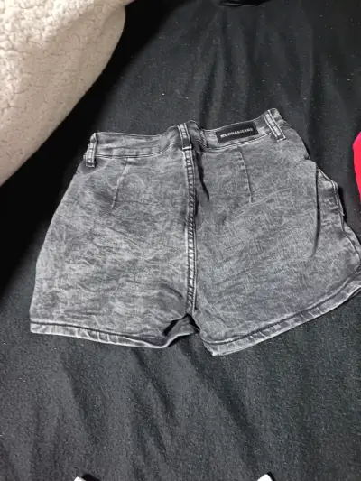 Shorts de mezclilla gris con bolsillos - miniatura 2