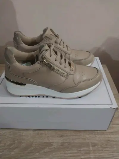 Zapatillas beige con cierre lateral - miniatura 1