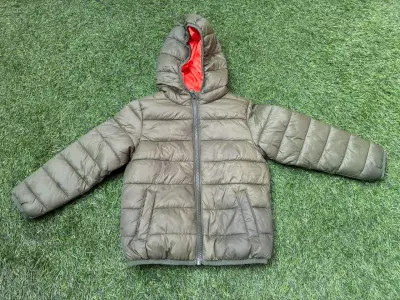 Parka acolchada verde con capucha - miniatura 1