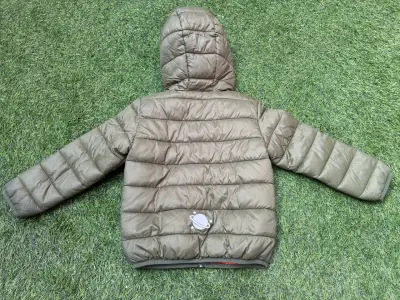 Parka acolchada verde con capucha - miniatura 2