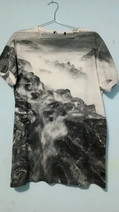 Polera estampada con paisaje en blanco y negro - miniatura 1