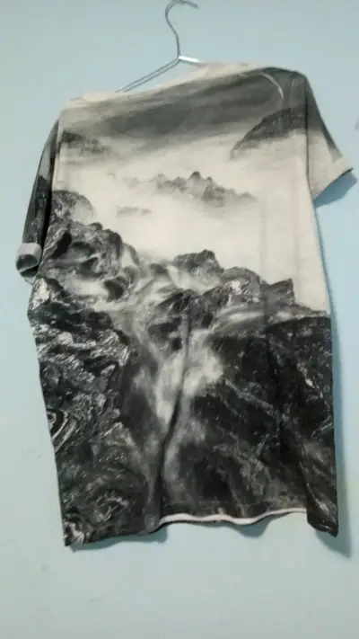 Polera estampada con paisaje en blanco y negro - miniatura 2