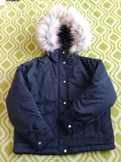 Parka negra con capucha de piel sintética - miniatura 1