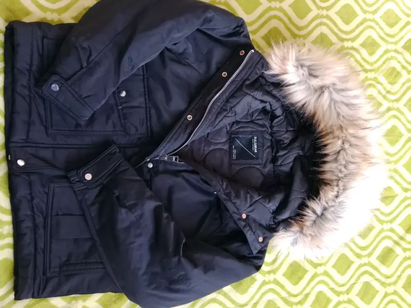 Parka negra con capucha de piel sintética - 2