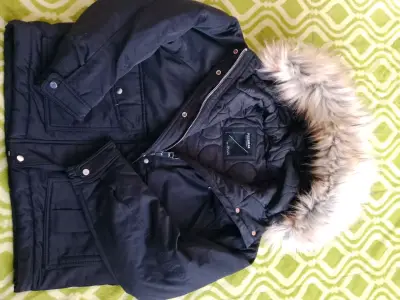 Parka negra con capucha de piel sintética - miniatura 2