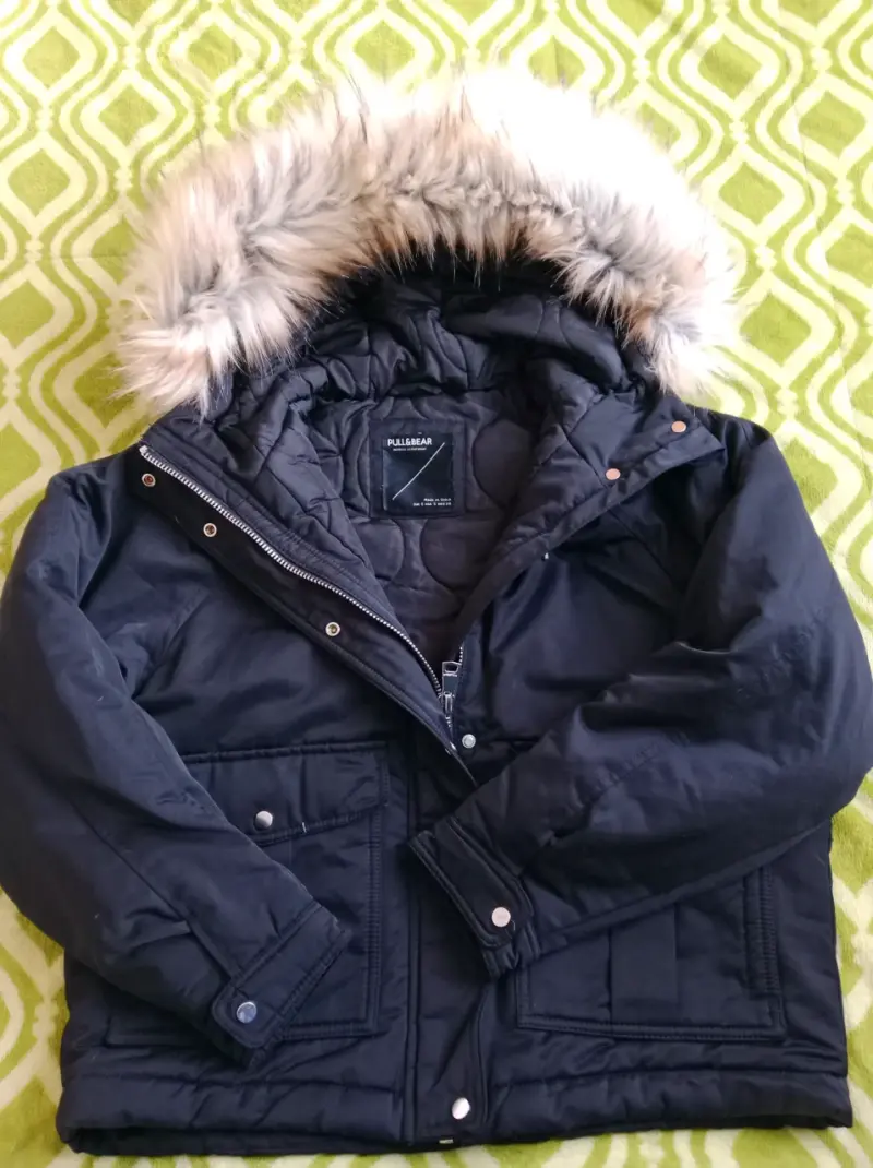 Parka negra con capucha de piel sintética - 3