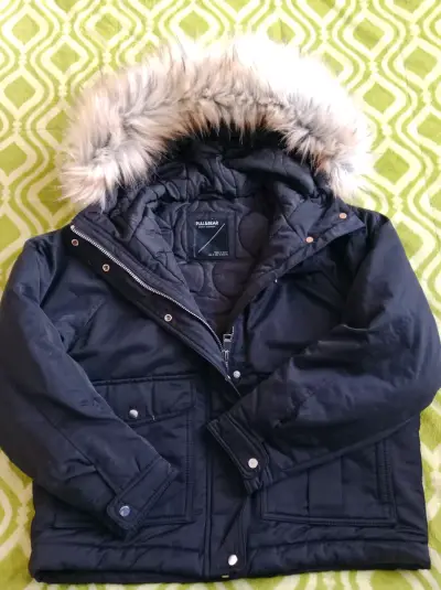 Parka negra con capucha de piel sintética - miniatura 3
