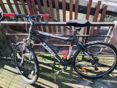 Bicicleta Trek 4300 de montaña negra - miniatura 1