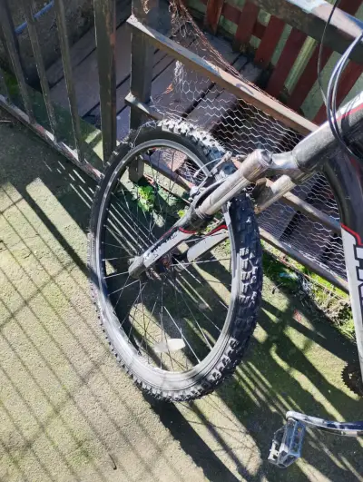 Bicicleta Trek 4300 de montaña negra - miniatura 3