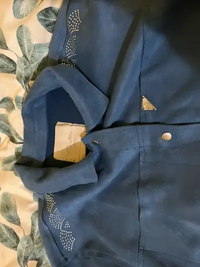 Sobrecamisa de gamuza azul con brillos en los homb - miniatura 2