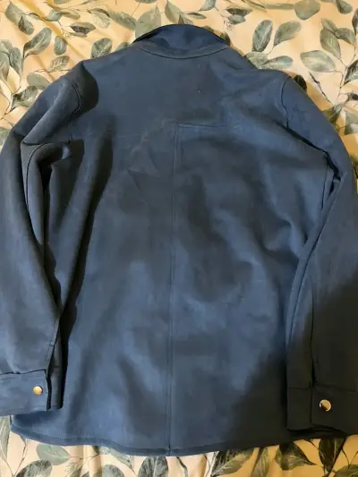 Sobrecamisa de gamuza azul con brillos en los homb - miniatura 3