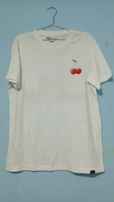Polera blanca con diseño de cereza FCC - miniatura 1