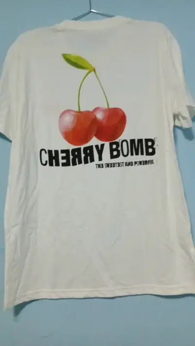 Polera blanca con diseño de cereza FCC - miniatura 2