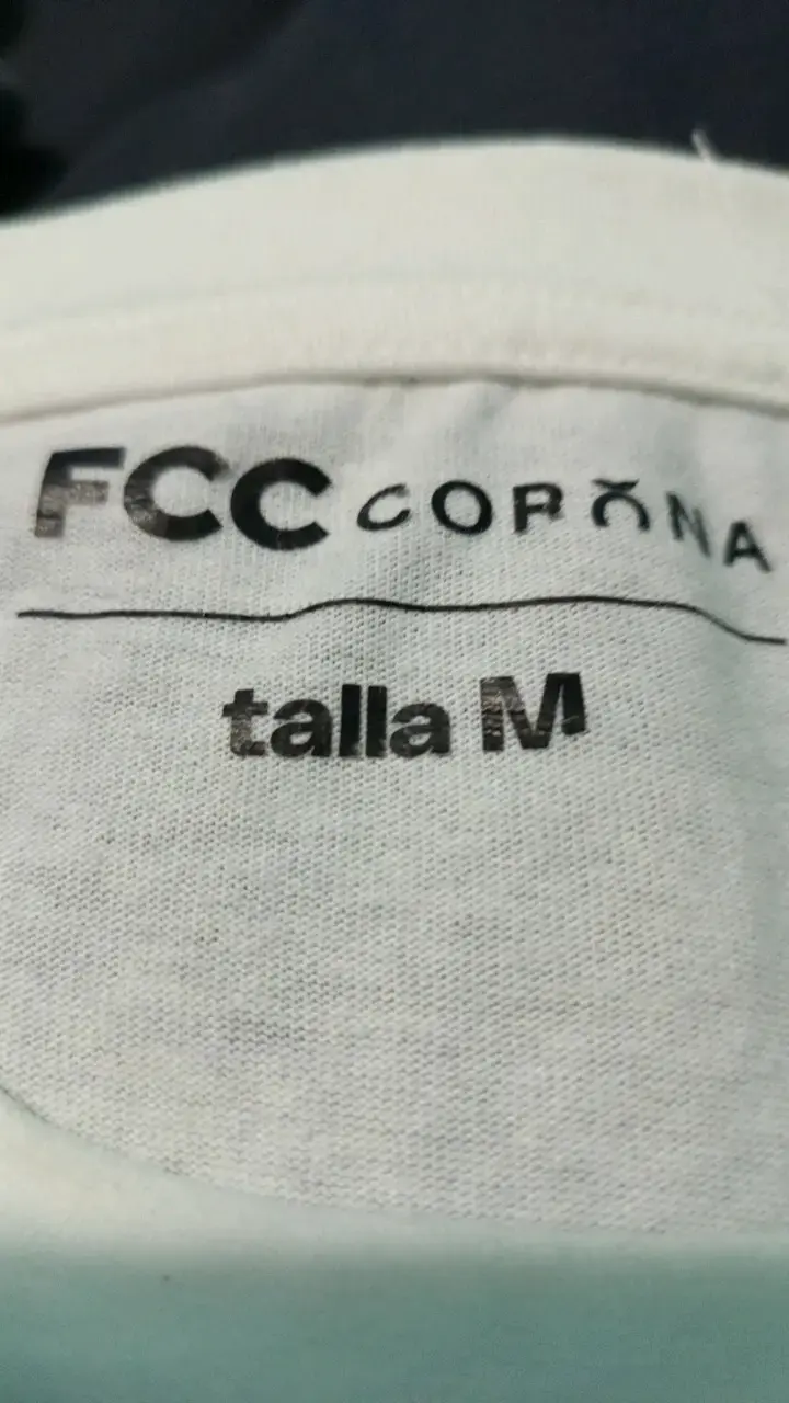 Polera blanca con diseño de cereza FCC - 3