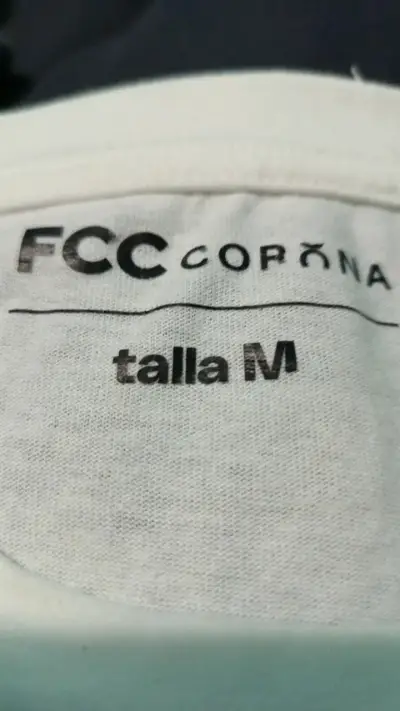 Polera blanca con diseño de cereza FCC - miniatura 3