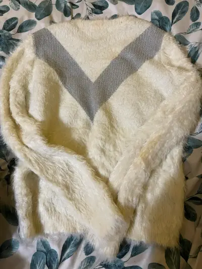 Suéter peludo blanco con diseño en V - miniatura 1