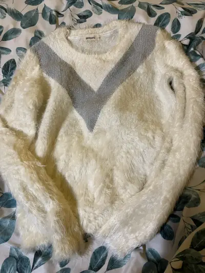 Suéter peludo blanco con diseño en V - miniatura 2