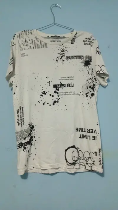 Polera blanca con diseño gráfico urbano - miniatura 1