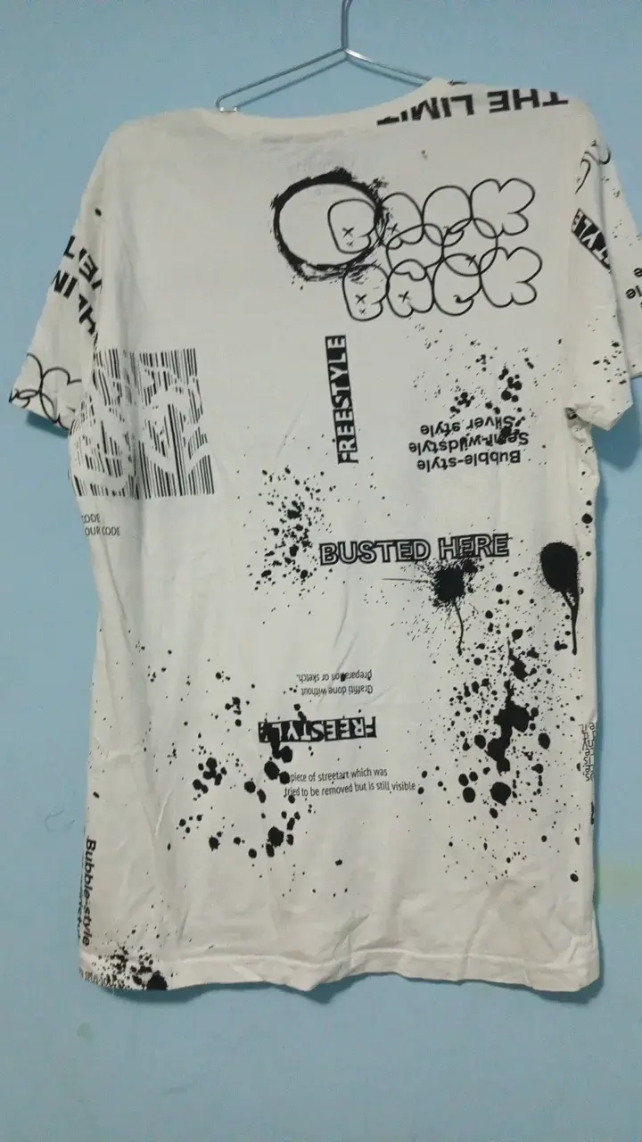 Polera blanca con diseño gráfico urbano - 2
