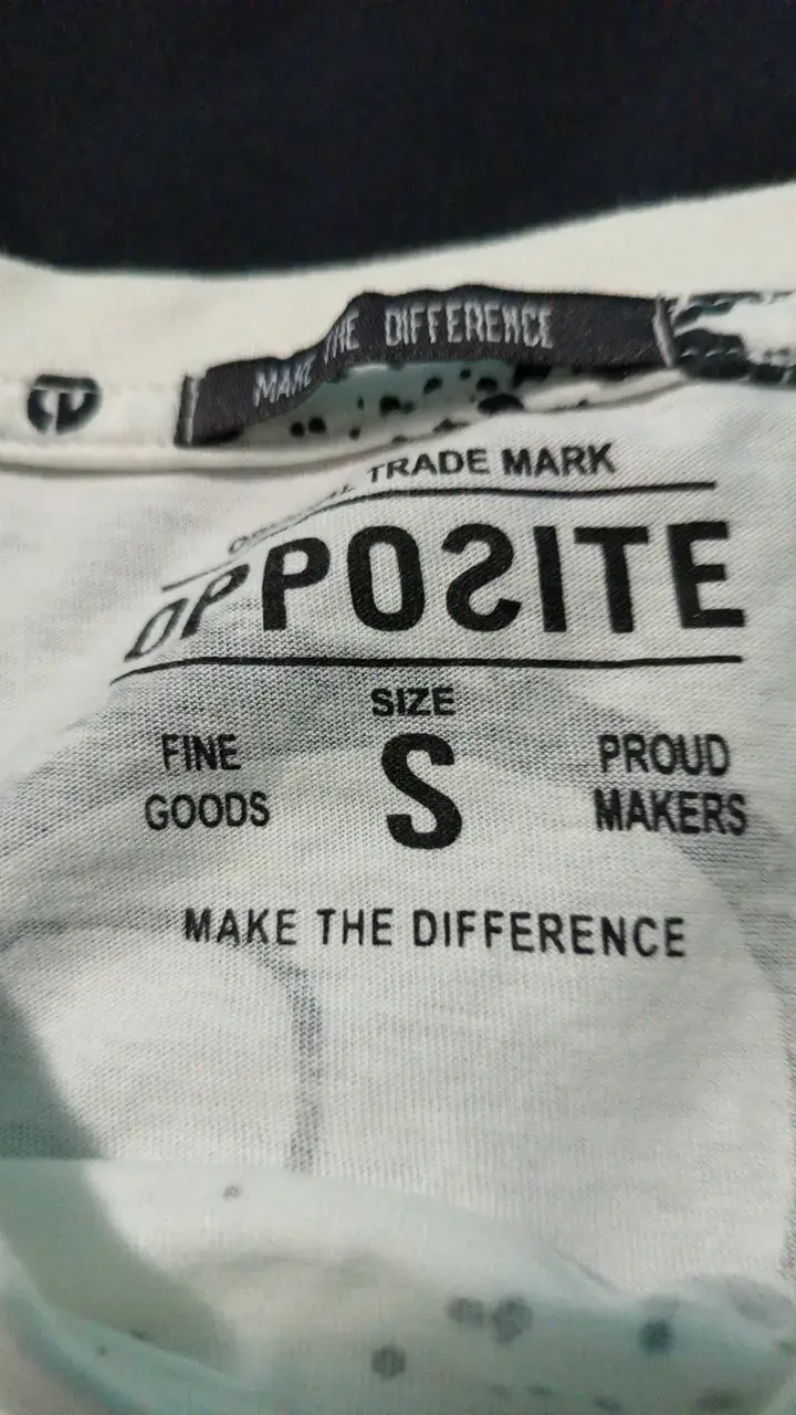 Polera blanca con diseño gráfico urbano - 3