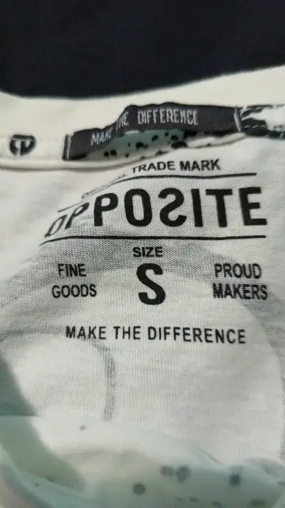 Polera blanca con diseño gráfico urbano - miniatura 3