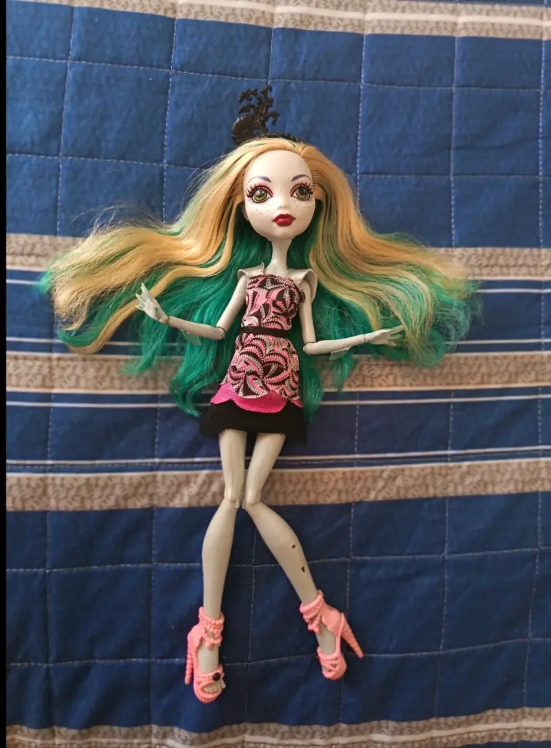 Lagoona Blue frights camera action - 4