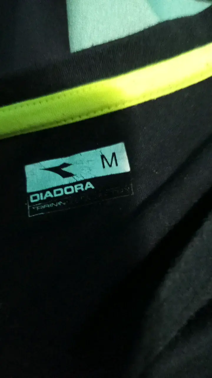 Polera Diadora negra con estampado - 3