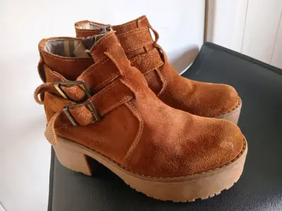 Botines de gamuza marrón con hebillas - miniatura 1