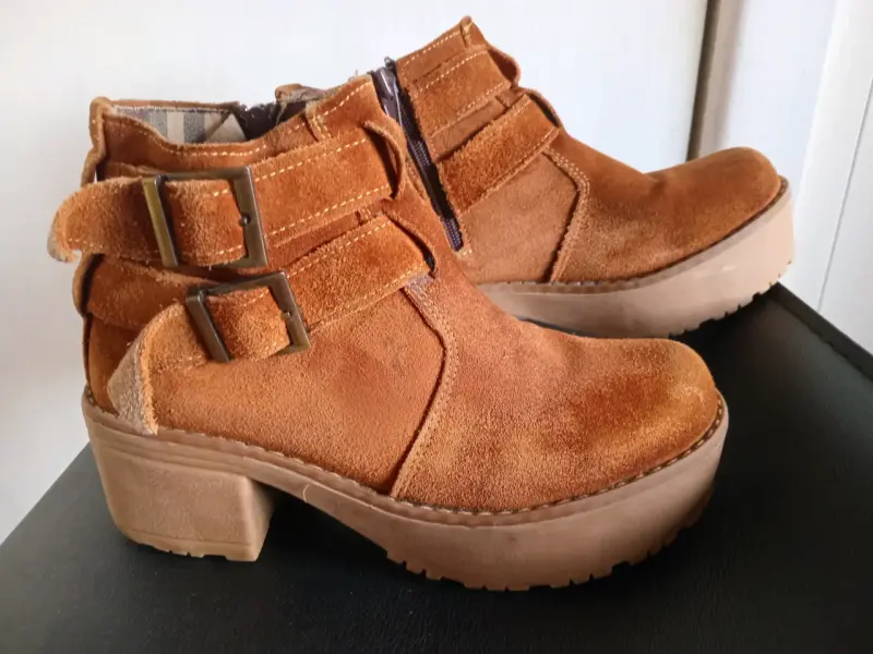 Botines de gamuza marrón con hebillas - 2