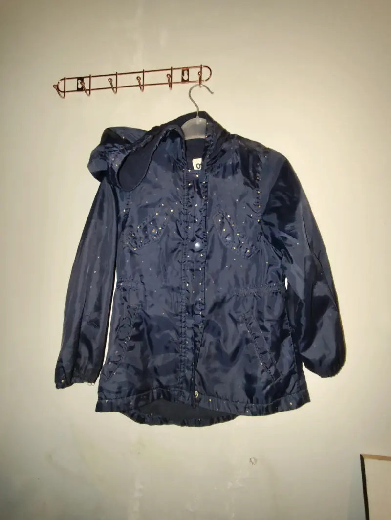 Chaqueta azul con capucha y detalles brillantes