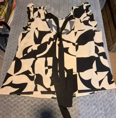 Blusa estampada blanco y negro con lazo - miniatura 1