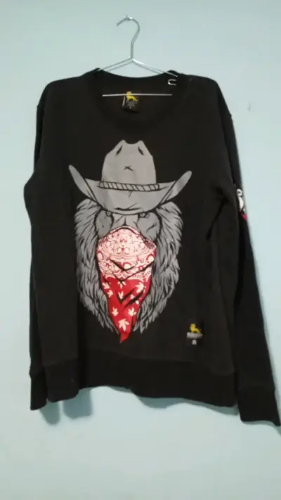 Polerón negro con diseño de lobo y sombrero - miniatura 1