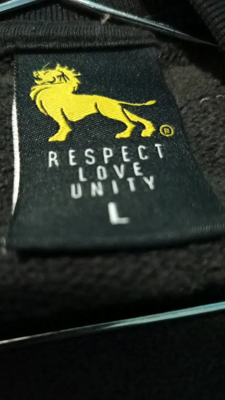 Polerón negro con diseño de lobo y sombrero - 3