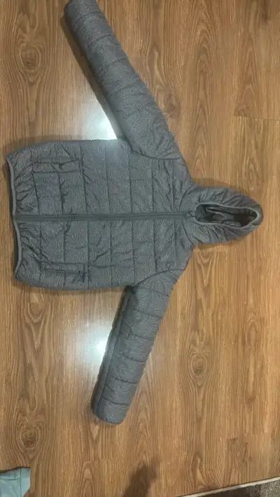 Chaqueta acolchada gris con capucha - miniatura 1