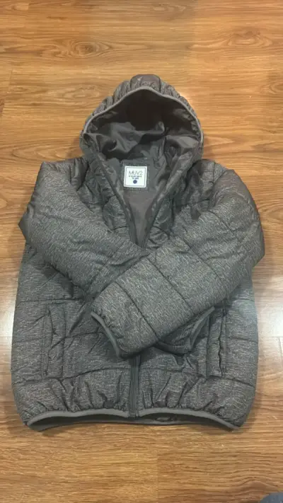 Chaqueta acolchada gris con capucha - miniatura 3