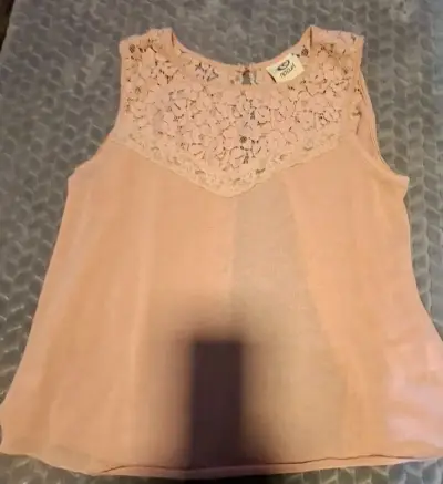 Blusa sin mangas de encaje rosa - miniatura 2