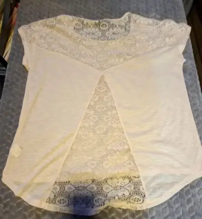 Blusa blanca con encaje para mujer - miniatura 2
