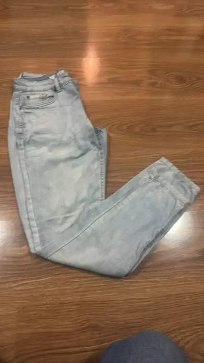 Jeans de mezclilla azul claro para hombre - miniatura 1